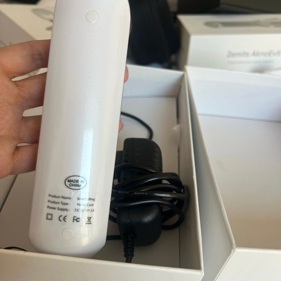 ✨Microcurrent with LED Therapy ✨ - Picture 3 of 8